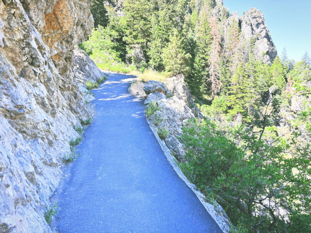 アメリカユタ州ティンパノゴス洞窟国立記念地Timpanogos Cave National Monument見どころ魅力トレイル・ハイキングモデルコース日本人観光