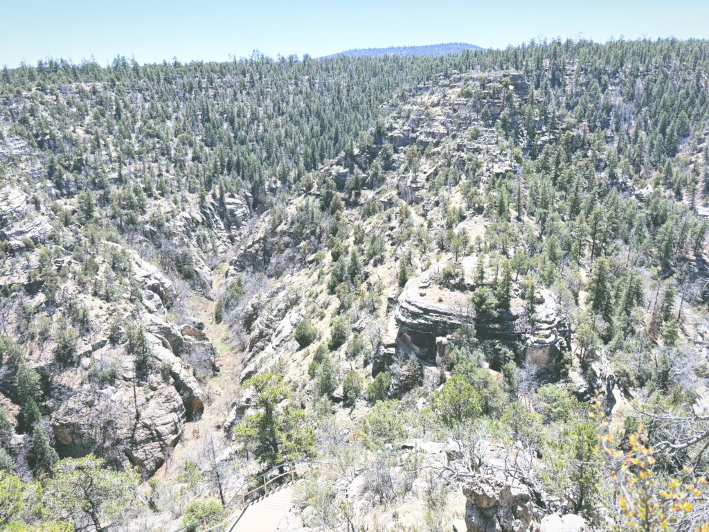アメリカアリゾナ州ウォルナットキャニオン国定公園Walnut Canyon National Monument見どころ魅力トレイル・ハイキングモデルコース日本人観光