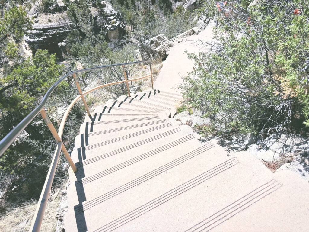 アメリカアリゾナ州ウォルナットキャニオン国定公園Walnut Canyon National Monument見どころ魅力トレイル・ハイキングモデルコース日本人観光