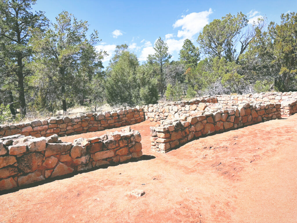 アメリカアリゾナ州ウォルナットキャニオン国定公園Walnut Canyon National Monument見どころ魅力トレイル・ハイキングモデルコース日本人観光