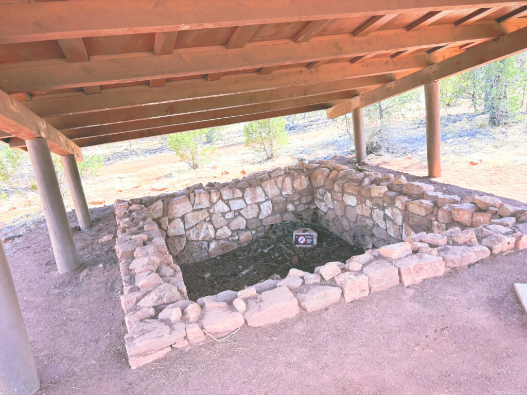 アメリカアリゾナ州ウォルナットキャニオン国定公園Walnut Canyon National Monument見どころ魅力トレイル・ハイキングモデルコース日本人観光